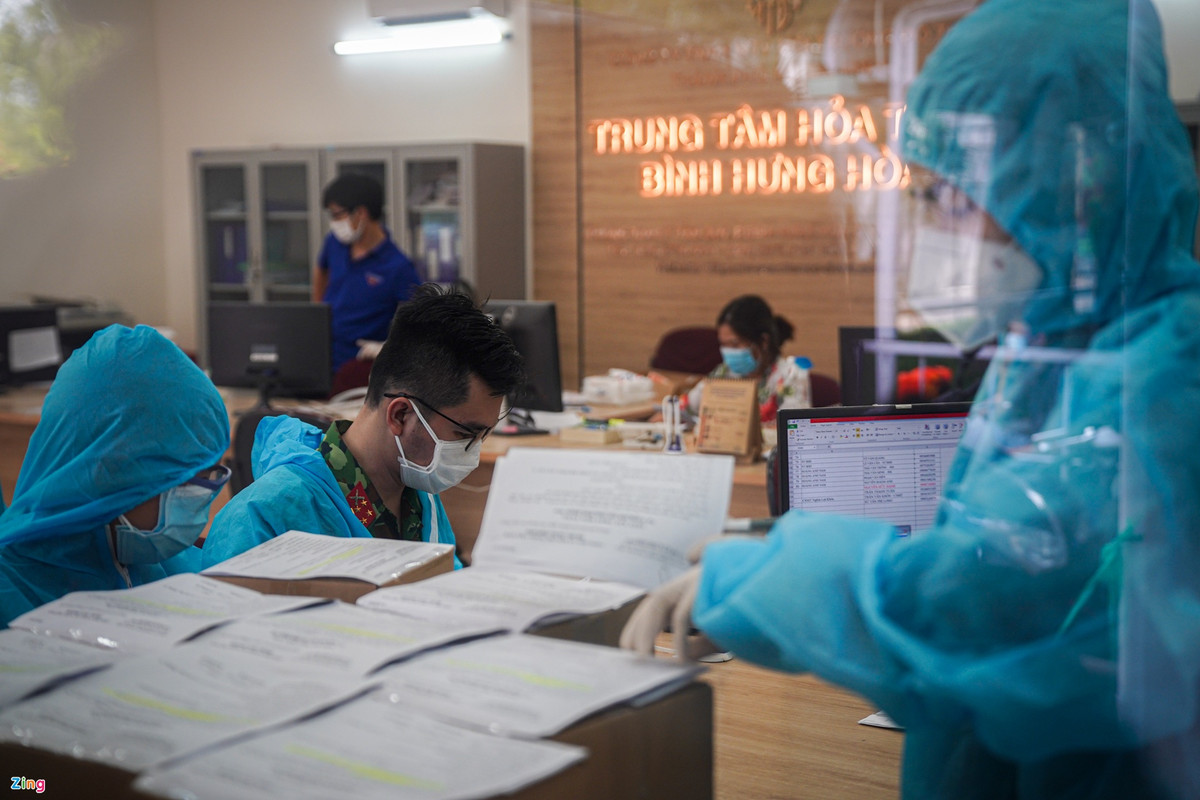 Đại úy Sử Tấn Phi Long, Chính trị viên Đại đội trinh sát đặc nhiệm, Phòng Tham mưu Bộ Tư lệnh TP.HCM, cho biết mỗi ngày sẽ có 2 đợt nhận tro cốt vào 9h và 15h. Công đoạn giao nhận được kiểm tra kỹ để tránh sai sót, đặc biệt là tên của người đã mất.