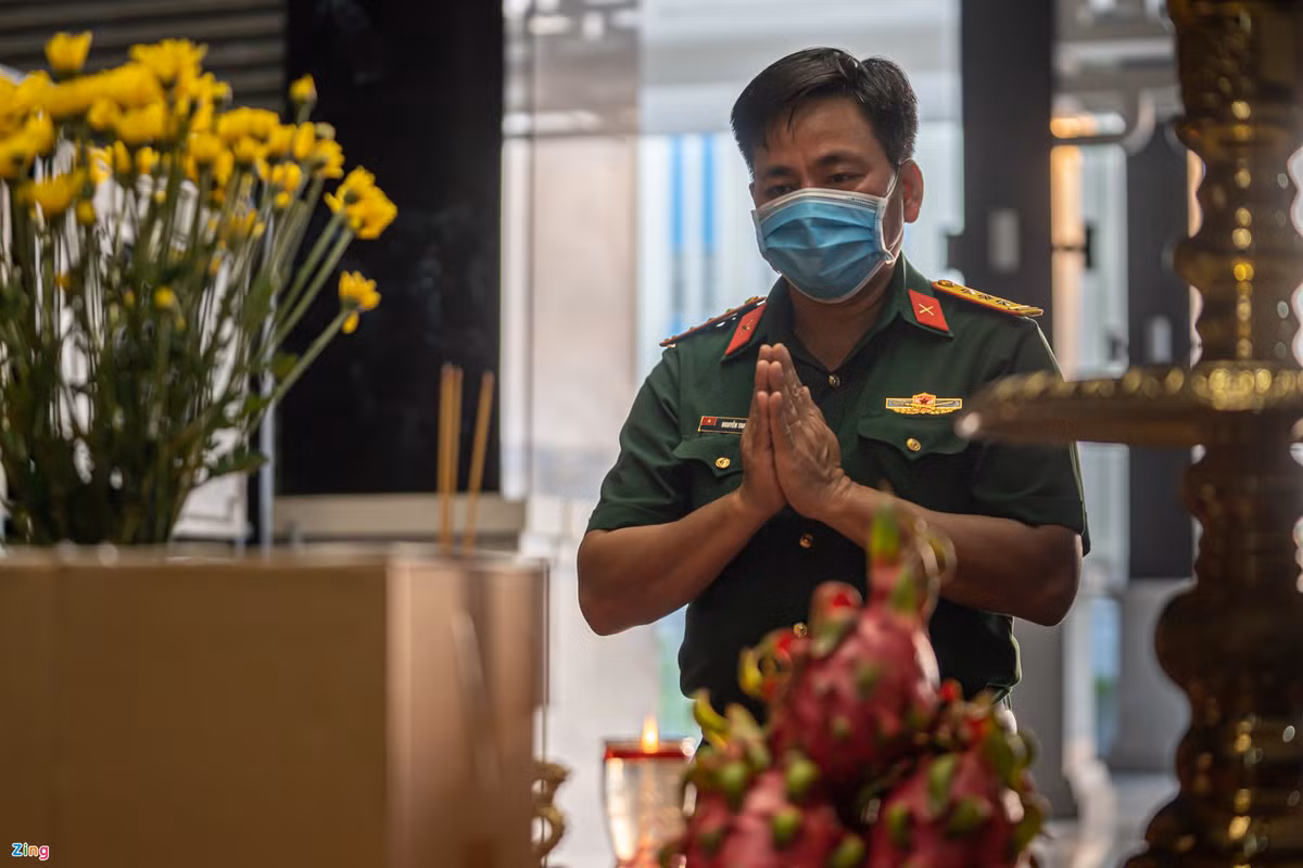 Thượng tá Nguyễn Thanh Minh, Chỉ huy trưởng Ban chỉ huy quân sự quận Bình Tân, đứng trước bàn thờ của người mất vì Covid-19. "Sau khi tiếp nhận các hũ cốt thuộc địa bàn quận Bình Tân, chúng tôi sẽ đưa về tận tay người thân của người đã khuất", ông Minh chia sẻ.