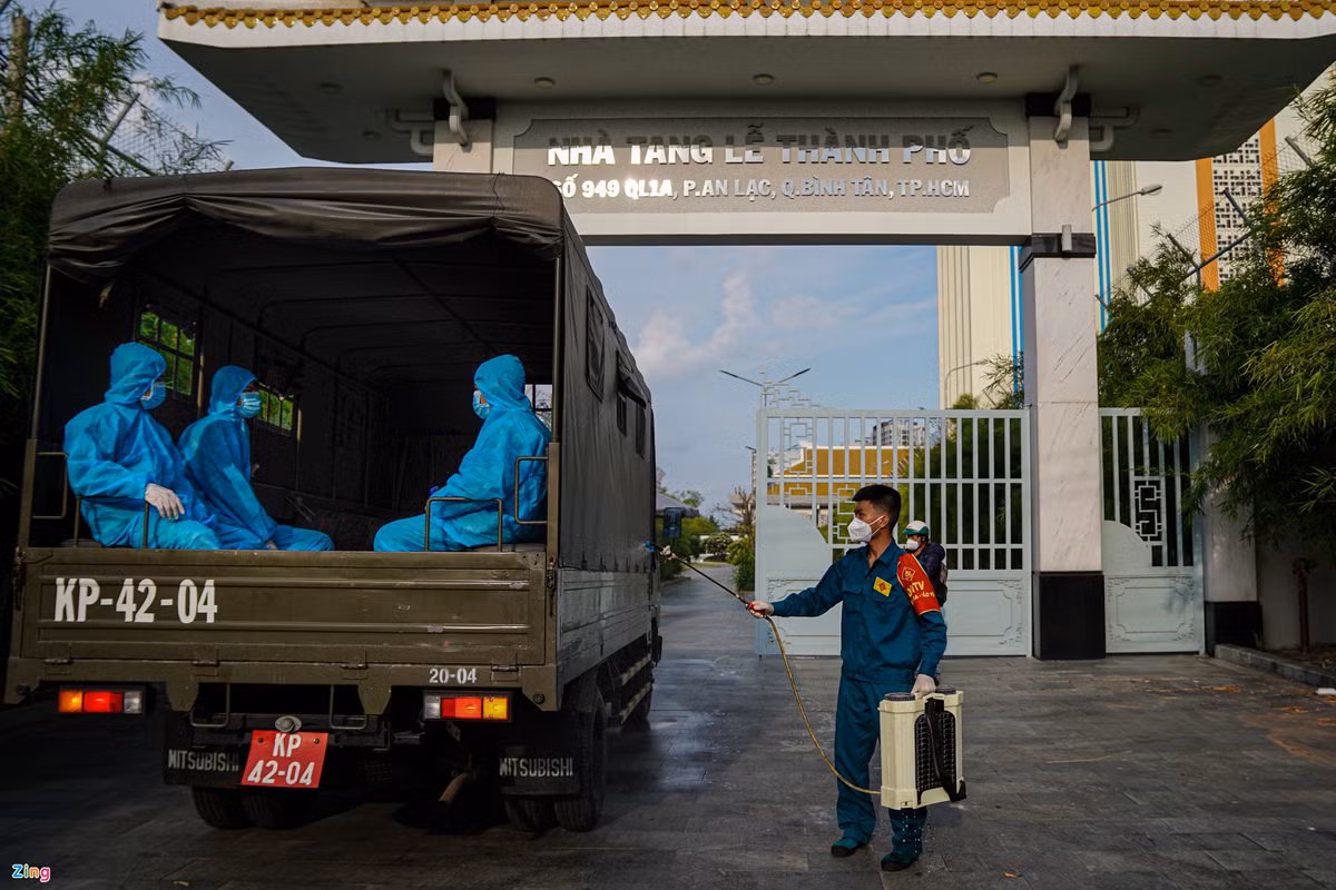 Sau hơn một giờ làm việc tại Trung tâm hỏa táng Bình Hưng Hòa, tổ công tác vận chuyển tro cốt về Nhà tang lễ TP ở quận Bình Tân. Tại đây, Bộ Tư lệnh TP.HCM tập kết tro cốt trước khi bàn giao cho Ban chỉ huy quân sự các quận, huyện.