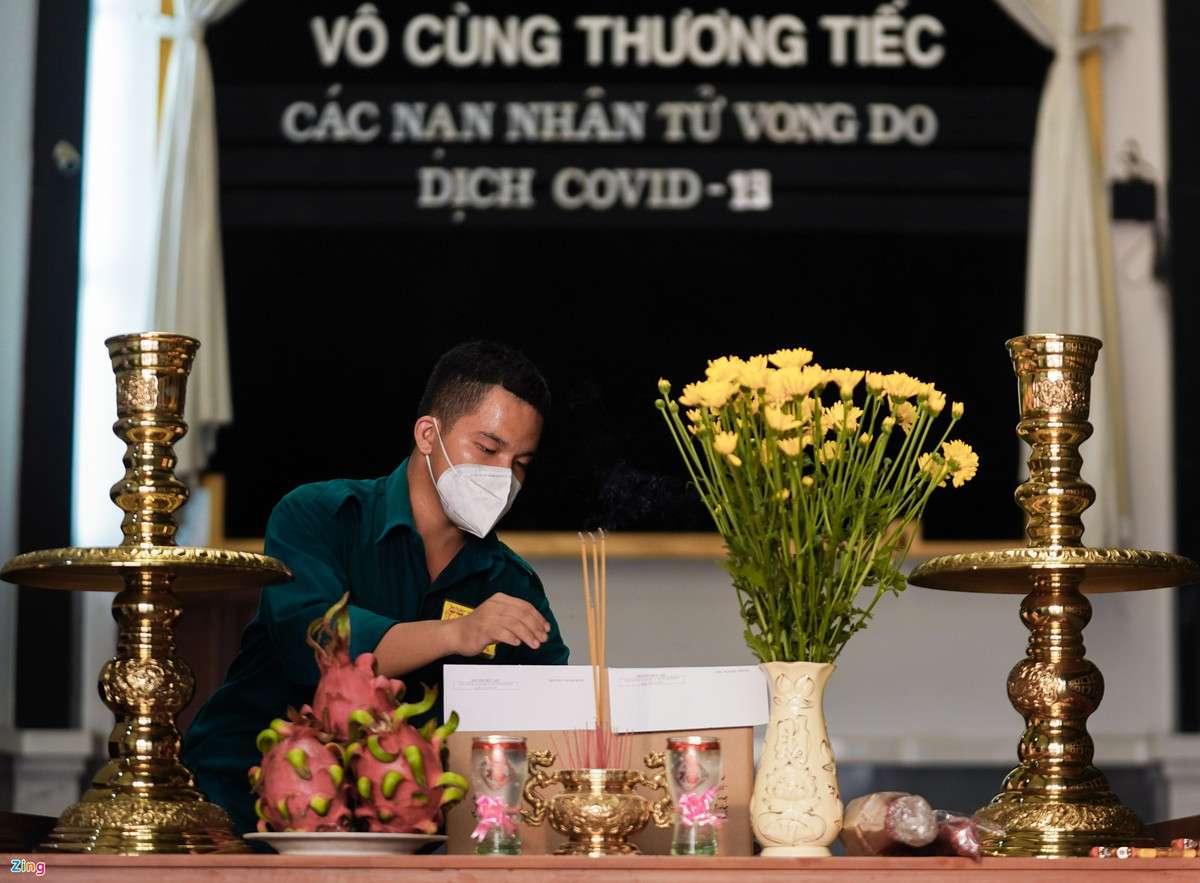 Trong lúc chờ đợi Ban chỉ huy quân sự các quận, huyện và TP Thủ Đức đến nhận tro cốt, quân đội đã lập bàn thờ để thắp hương cho các vong linh.