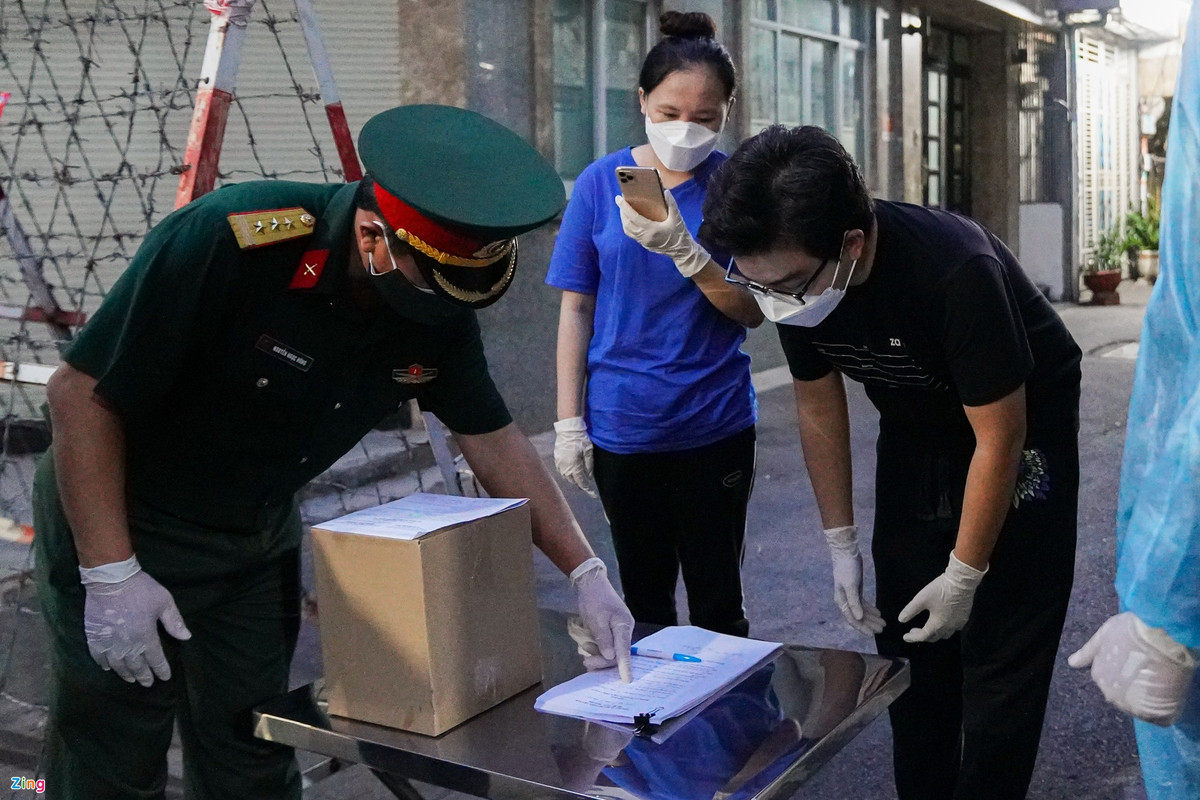 Tại quận 3, các chiến sĩ thuộc Ban chỉ huy quân sự quận sau khi tiếp nhận các hũ cốt từ Bộ Tư lệnh TP, lập tức giao về tận tay gia đình. Người tiếp nhận sẽ xác minh họ tên người mất và ký xác nhận đã bàn giao.