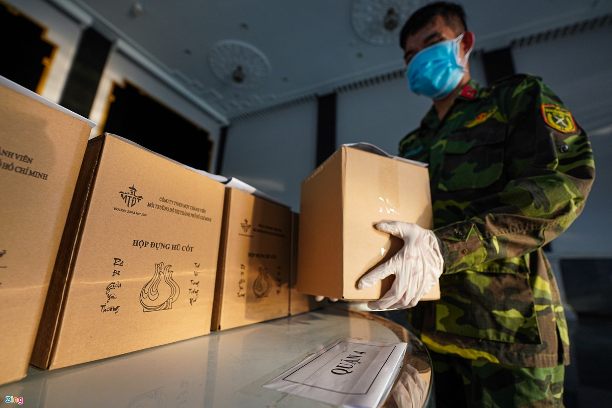 Bên trong khu vực tưởng niệm, cán bộ chiến sĩ Bộ Tư lệnh TPHCM cẩn thận đặt từng hũ tro cốt vào đúng vị trí theo từng quận, huyện. Nếu gia đình chưa có điều kiện tiếp nhận, các chùa sẽ tạm lưu giữ tro cốt, cầu siêu.