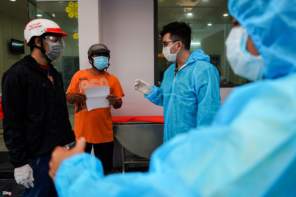 Một số người dân đến tận khu lò thiêu để tìm nhận tro cốt người thân. Tuy nhiên, đại úy Long đã giải thích rõ quy trình nhận tro cốt để người dân hiểu rõ và tuân thủ, tránh sai sót, thiếu hụt khi về đến điểm tập kết.