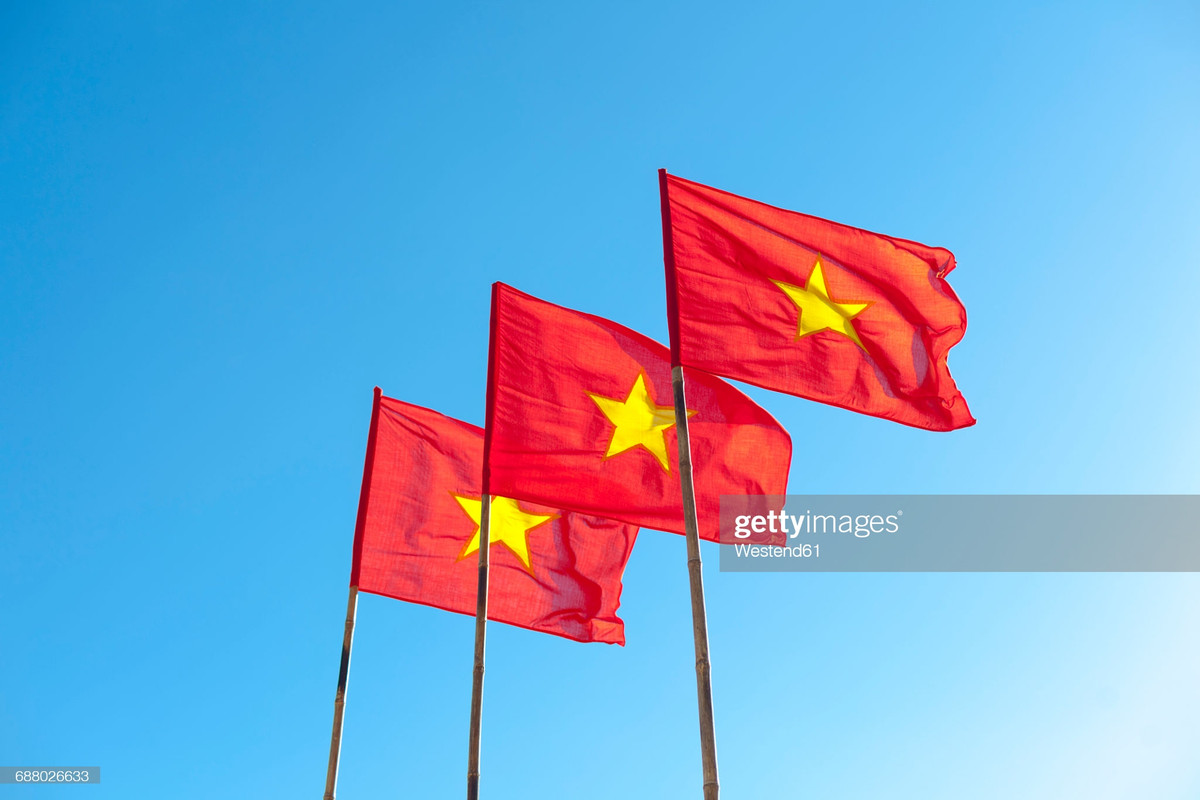 Những ngọn cờ tràn đầy sức sống đồng hành cùng dân tộc tiến về tương lai.