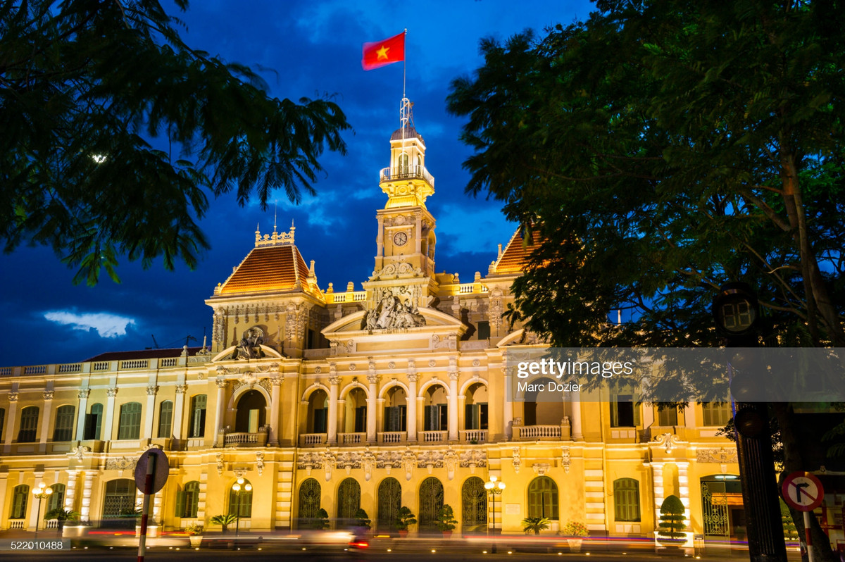 Cờ tổ quốc rực rỡ trên tòa nhà UBND TP. HCM.