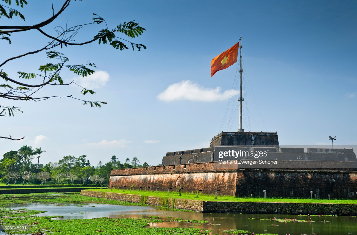 Lá cờ đỏ sao vàng phấp phới tại kỳ đài Huế, một công trình thuộc quần thể di tích Cố đô Huế - một Di sản văn hóa thế giới của Việt Nam.