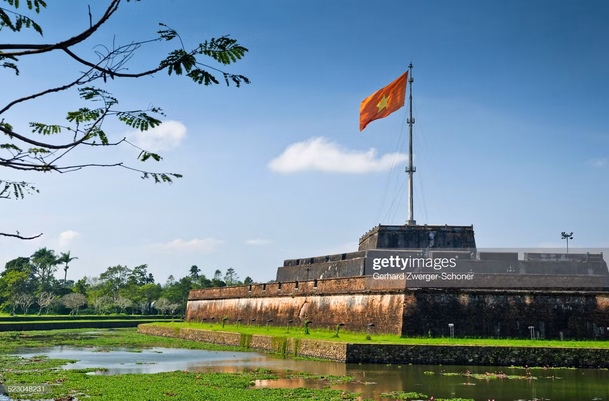 Lá cờ đỏ sao vàng phấp phới tại kỳ đài Huế, một công trình thuộc quần thể di tích Cố đô Huế - một Di sản văn hóa thế giới của Việt Nam.