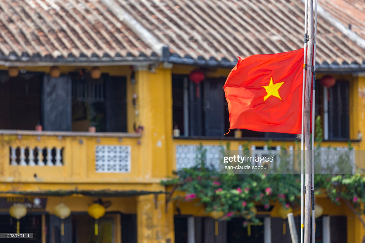 Sắc cờ hồng ở Di sản văn hóa thế giới Đô thị cổ Hội An.