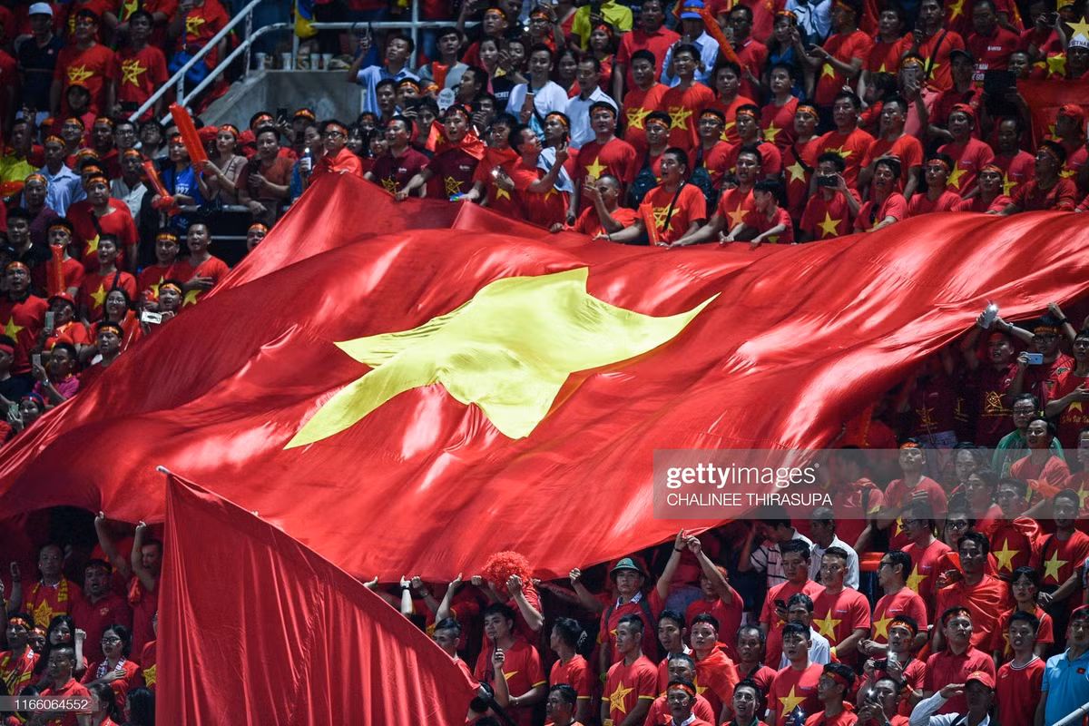 Quốc kỳ Việt Nam khổng lồ xuất hiện trong trận đấu giữa đội tuyển bóng đá Việt Nam và Thái Lan tại vòng loại World Cup 2022, Bangkok ngày 5/9/2019.