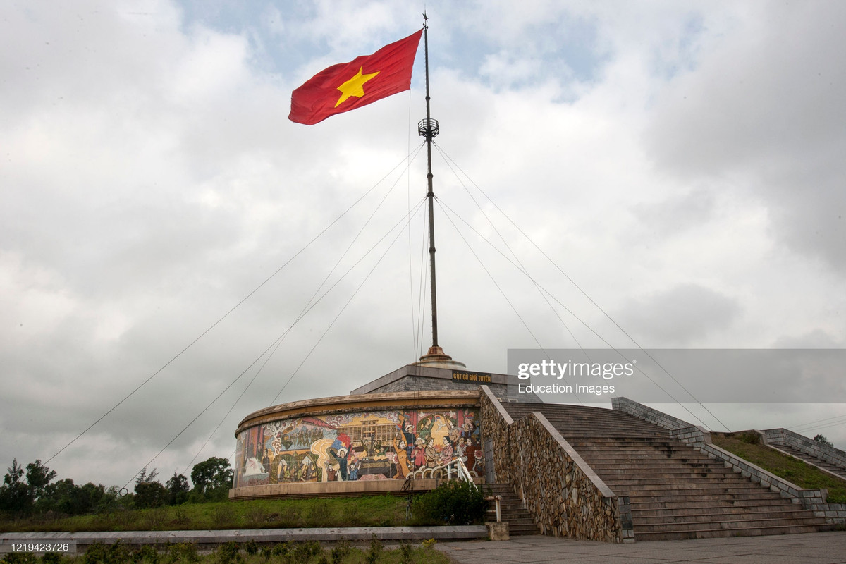 Lá cờ mang ý chí thống nhất đất nước ở cụm di tích lịch sử Cầu Hiền Lương – Sông Bến Hải, Quảng Trị.