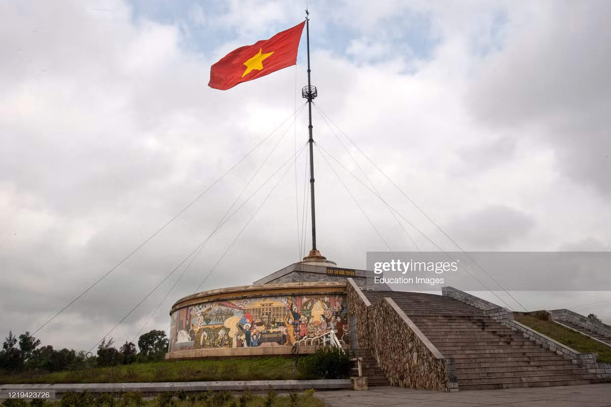 Lá cờ mang ý chí thống nhất đất nước ở cụm di tích lịch sử Cầu Hiền Lương – Sông Bến Hải, Quảng Trị.