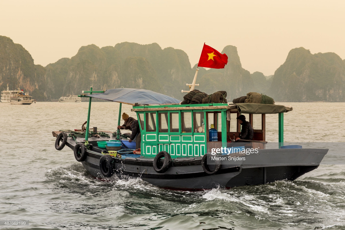 Màu cờ tươi thắm trên một con thuyền ở Di sản thiên nhiên thế giới Vịnh Hạ Long.