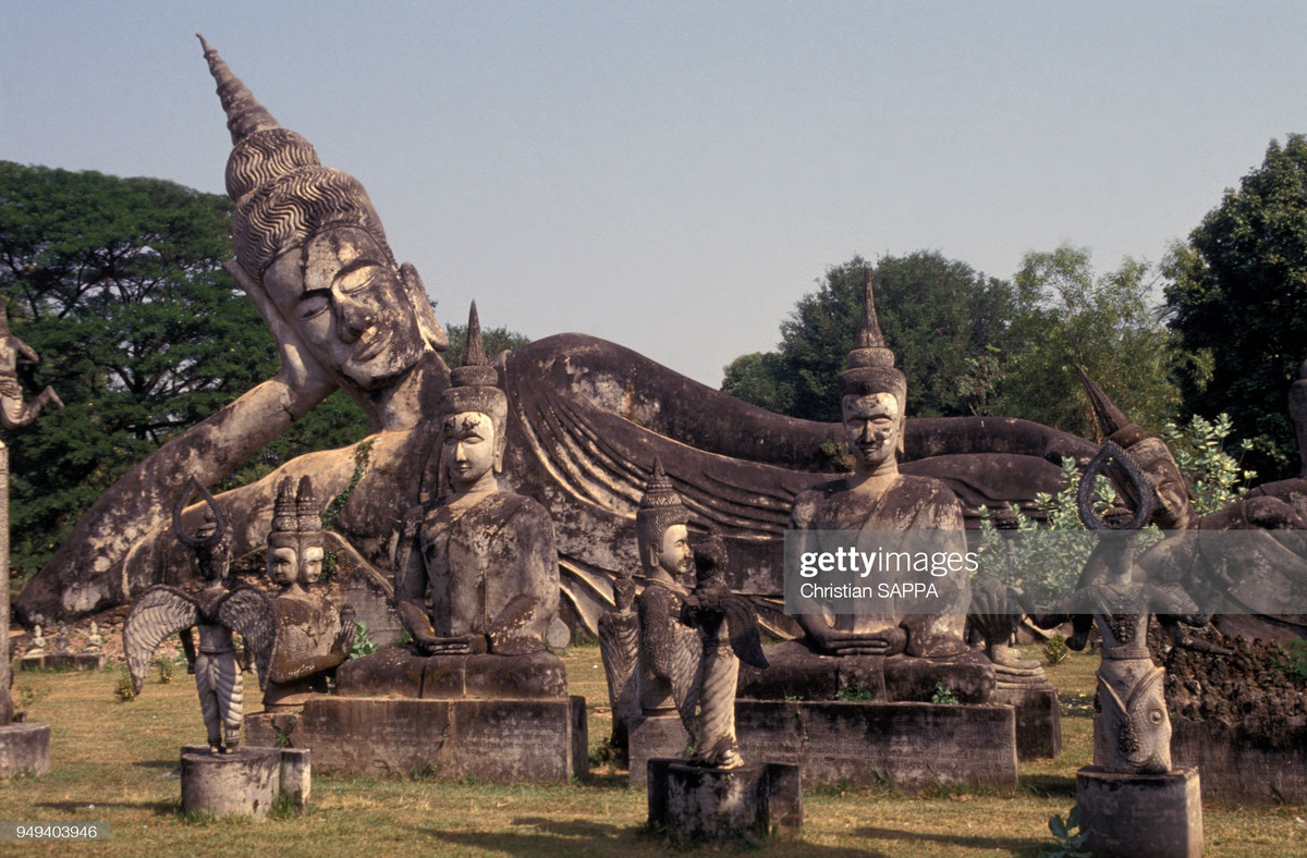 Vườn tượng Phật, một di tích nổi tiếng nằm cách trung tâm thành phố Vientiane 27 km về phía Đông Nam.