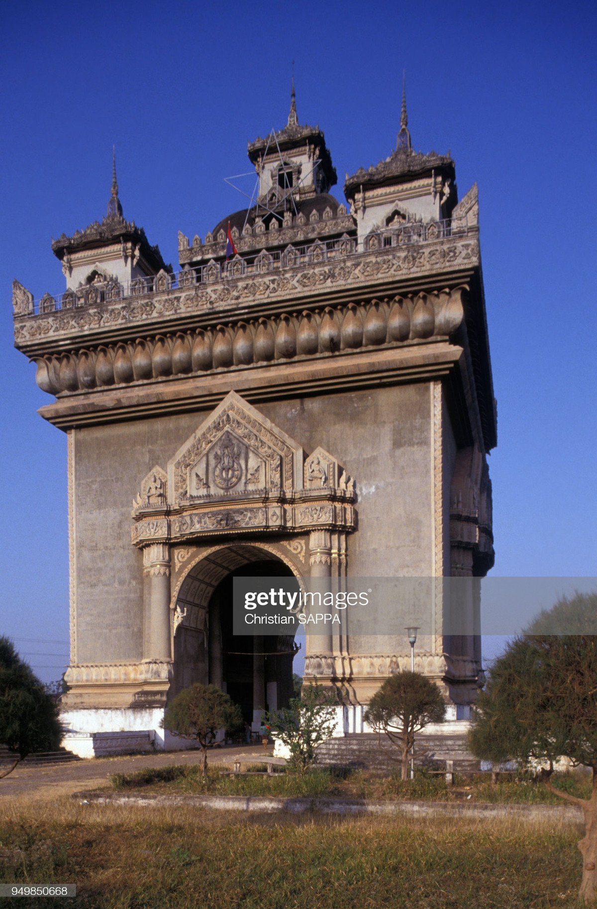 Cổng Patuxay, nơi tưởng nhớ các anh hùng liệt sĩ đã hy sinh trong cuộc kháng chiến chống quân xâm lược Pháp tại Lào.