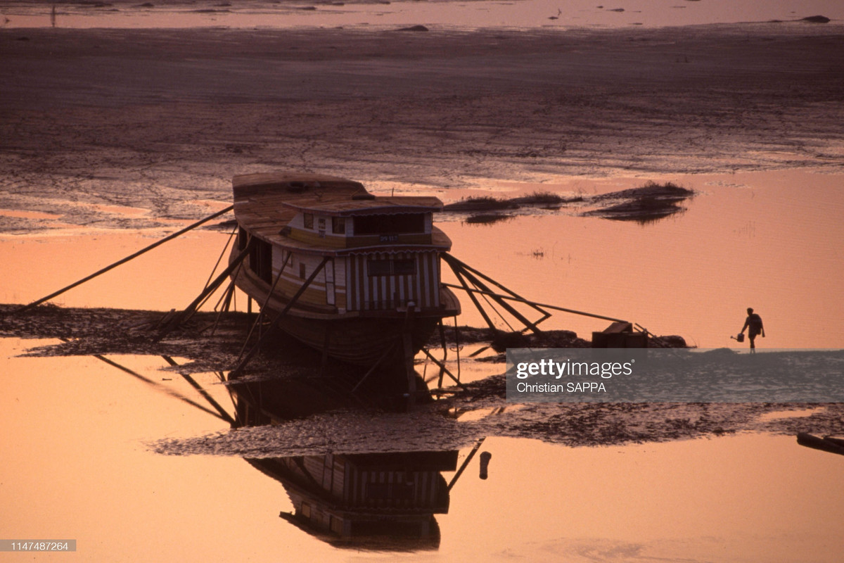 Mùa cạn trên sông Mekong tại Vientiane.