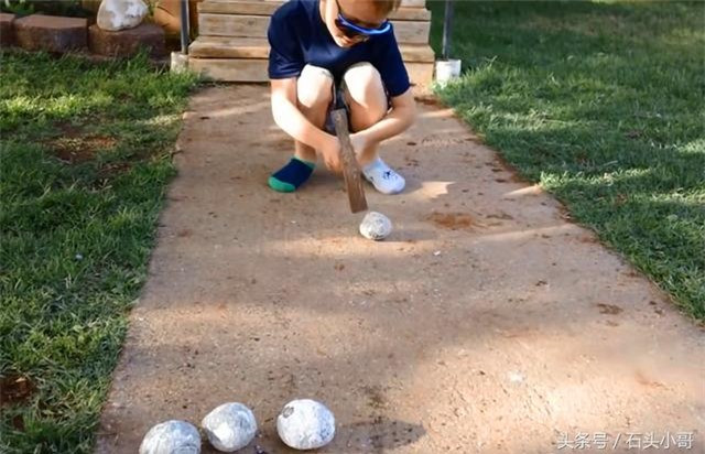 Hai cha con ngay nguoi khi nhin thay thu ben trong dong 