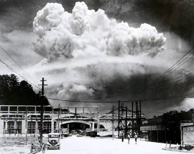 Chưa đầy hai tuần sau, vào ngày 6/8/1945, Tổng thống Truman đã ra lệnh thả quả bom nguyên tử đầu tiên xuống thành phố Hiroshima, Nhật Bản. Đến ngày 9/8, ông cho quân đội thả tiếp quả thứ hai xuống Nagasaki. Và cả hai thành phố đã bị san phẳng.