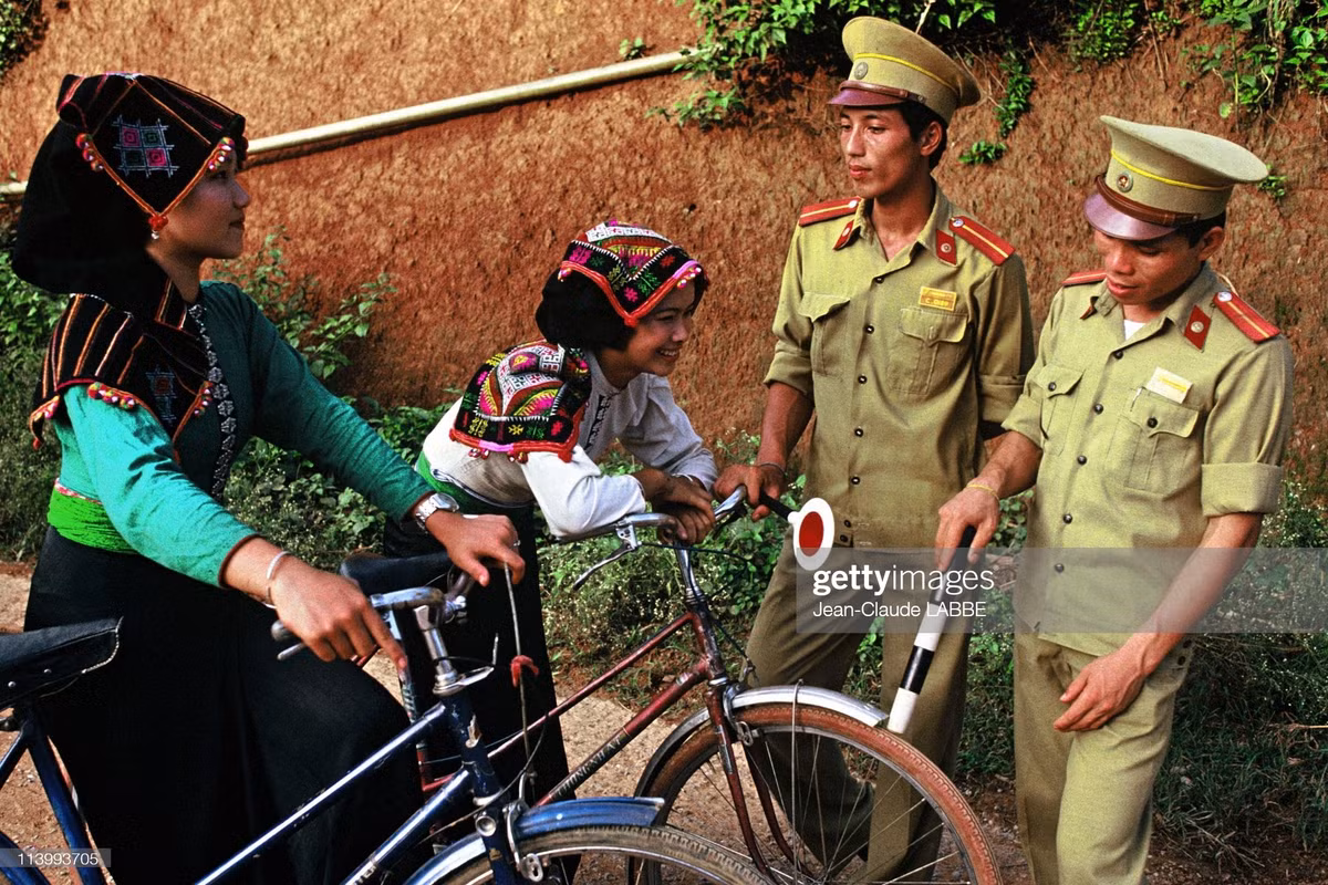 Cảnh sát giao thông và các thiếu nữ dân tộc Thái Đen ở miền núi phía Bắc.