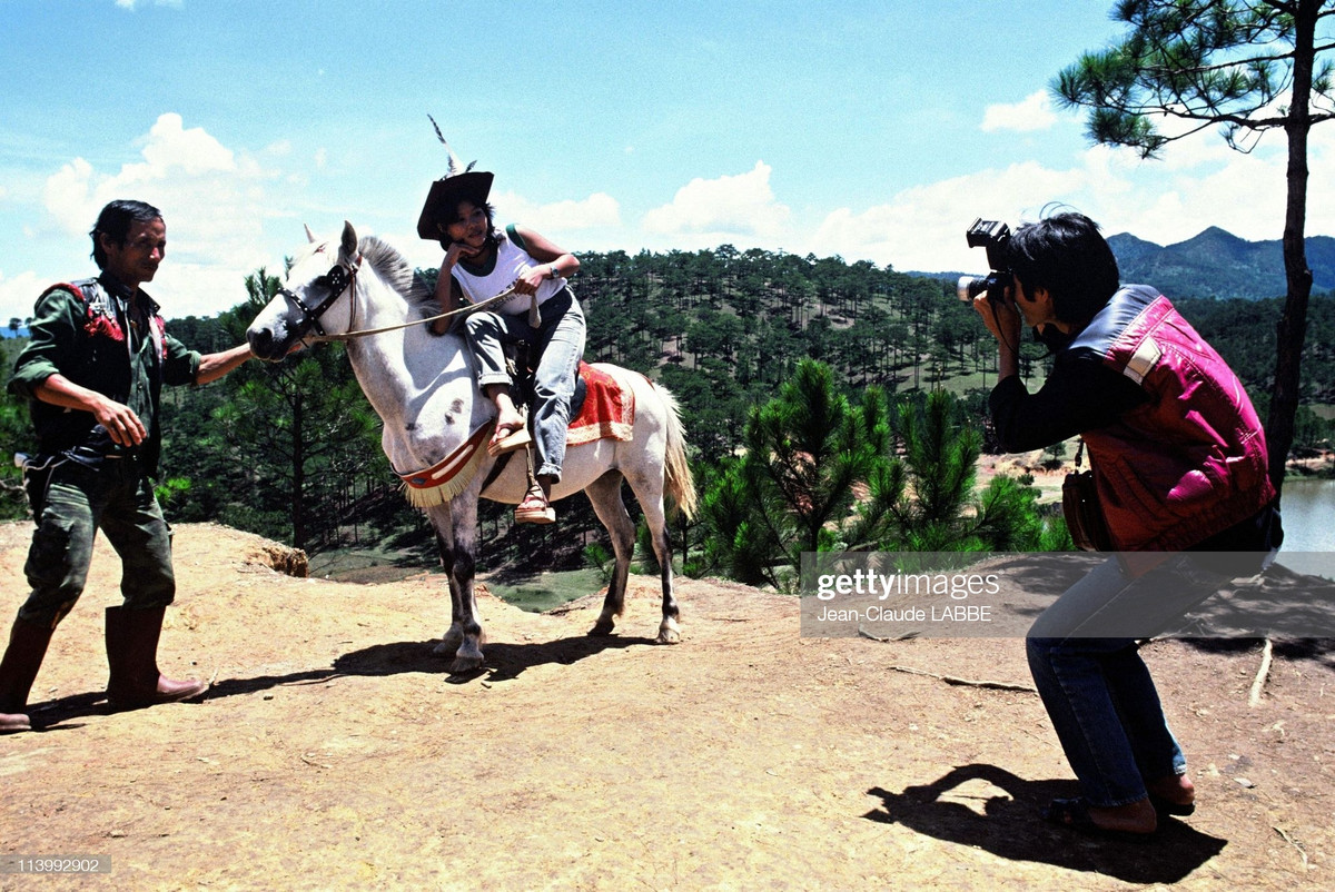 Một du khách chụp ảnh kỷ niệm ở Đà Lạt.