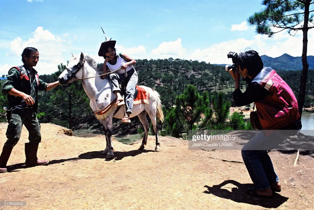 Một du khách chụp ảnh kỷ niệm ở Đà Lạt.