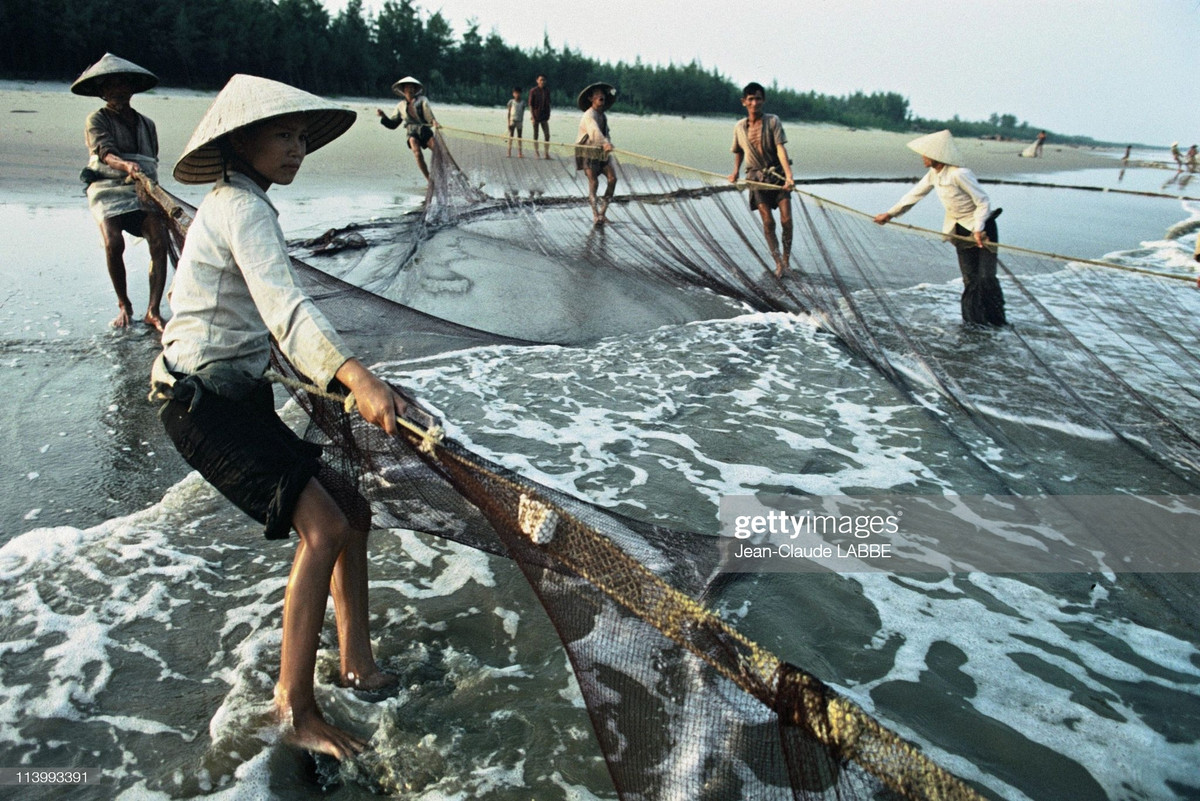 Ngư dân kéo lưới ở biển Sầm Sơn, Thanh Hóa năm 1994.