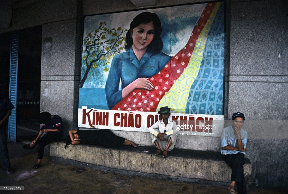 Tranh tường bên ngoài một khu chợ ở Đà Nẵng năm 1994.