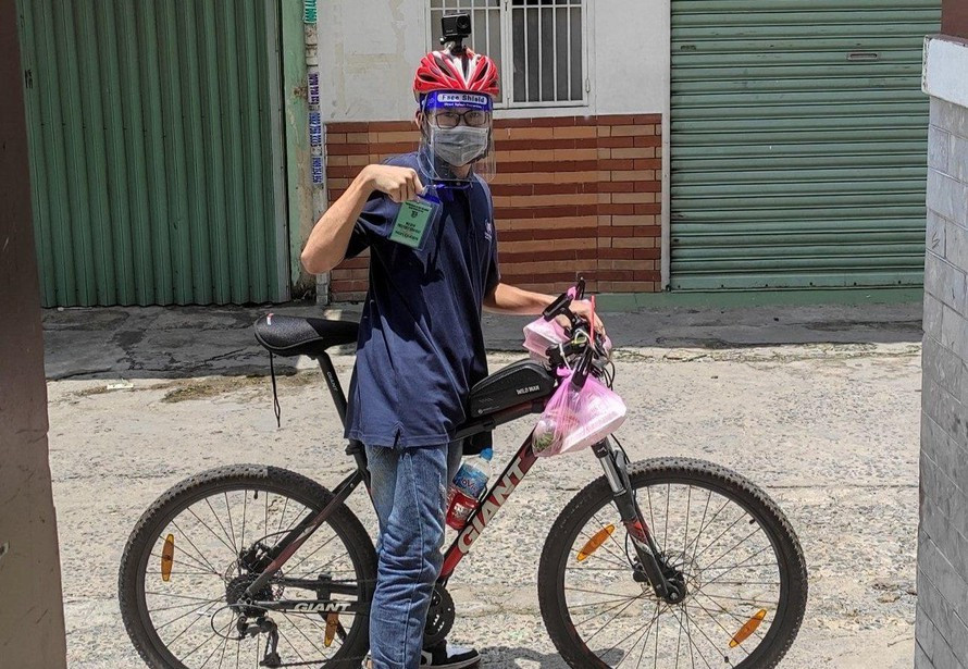 Tinh nguyen vien 17 tuoi dap xe di chong dich