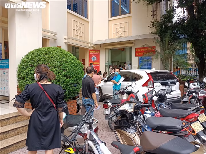 Khu vực phía trong sân của UBND chật kín phương tiện của người dân.