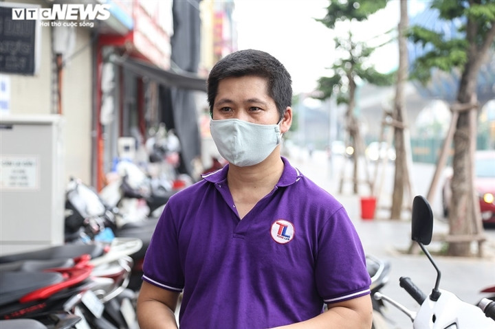 Anh Nguyễn Bá Tùng, ở phường Minh Khai cho biết: “Nhận được thông tin Hà Nội siết chặt việc cấp và sử dụng giấy đi đường trong thời gian tiếp tục giãn cách, tôi cũng tranh thủ lên phường Minh Khai để hoàn tất giấy tờ cần thiết”.