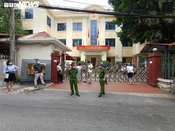 Phần lớn người dân tới xin giấy xác nhận đi đường đều tuân thủ tốt quy định phòng chống dịch.