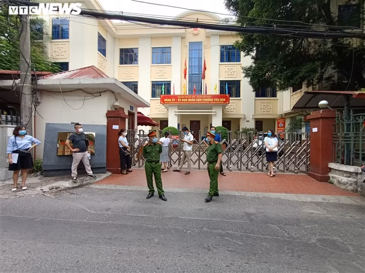 Phần lớn người dân tới xin giấy xác nhận đi đường đều tuân thủ tốt quy định phòng chống dịch.