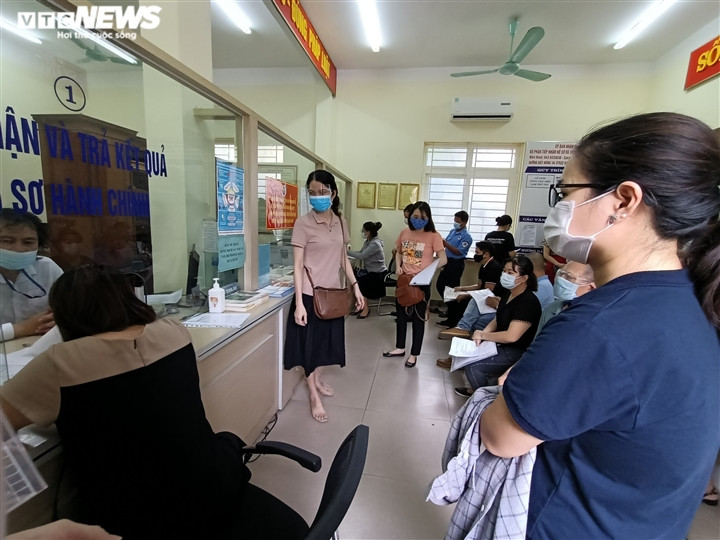 Để đảm bảo giãn cách, phòng chống dịch COVID-19, chỉ một số người được xếp hàng phía bên trong.