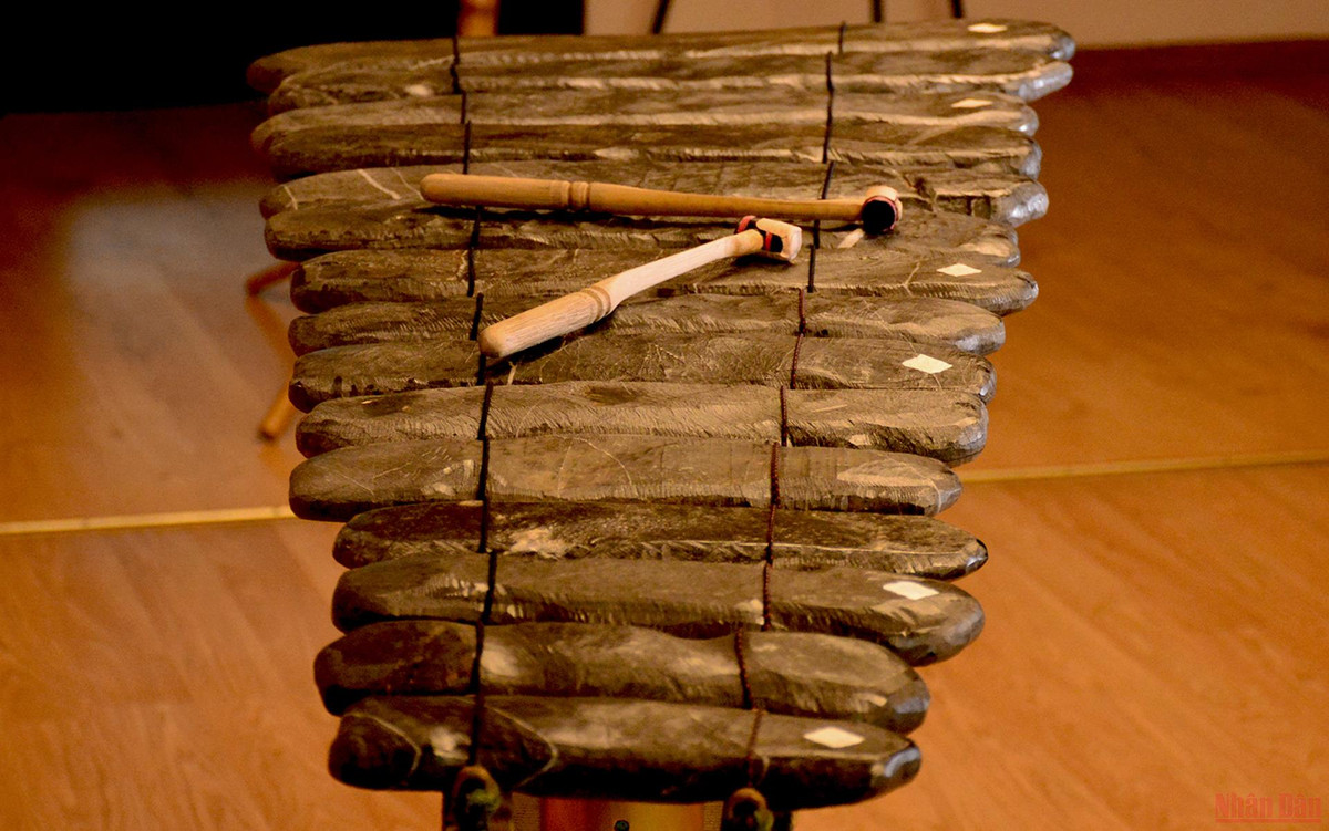 Các khối đá đều được làm từ đá tự nhiên lâu năm loại đặc biệt, phát ra âm thanh khi được tác động. Mỗi khối đá đều được mài gọt, tạo hình tỉ mỉ để có thể đạt được đủ các âm bậc cần thiết.