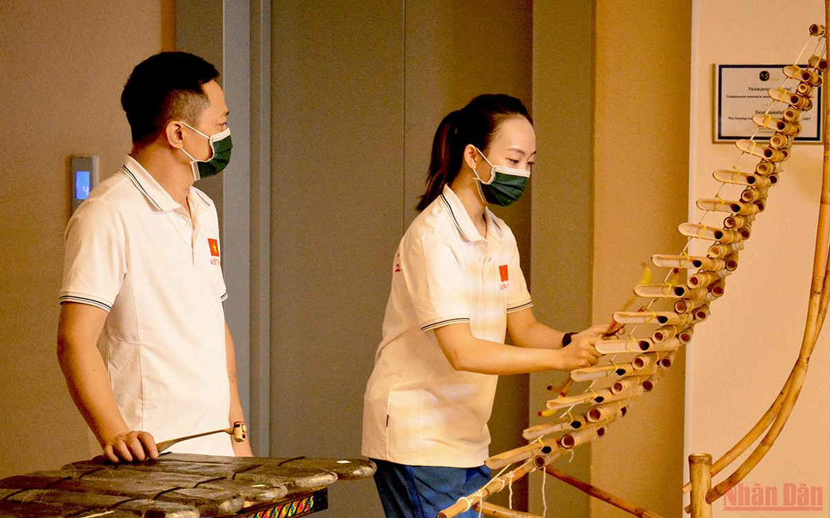 Thầy Nguyễn Xuân Bắc, Chủ nhiệm Khoa Nghệ thuật dân tộc và miền núi (Trường đại học Văn hóa Nghệ thuật Quân đội) hướng dẫn cô học trò cũ Đặng Hương Giang.