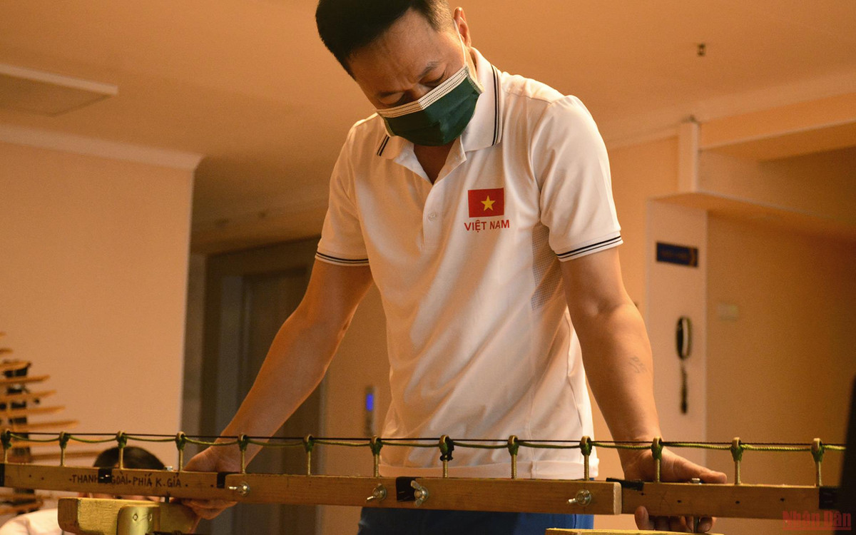 Tiến sĩ, Nghệ sĩ nhân dân Nguyễn Xuân Bắc tự tay lắp ráp "vũ khí hạng nặng" mang theo để tranh tài tại Army Games năm nay.