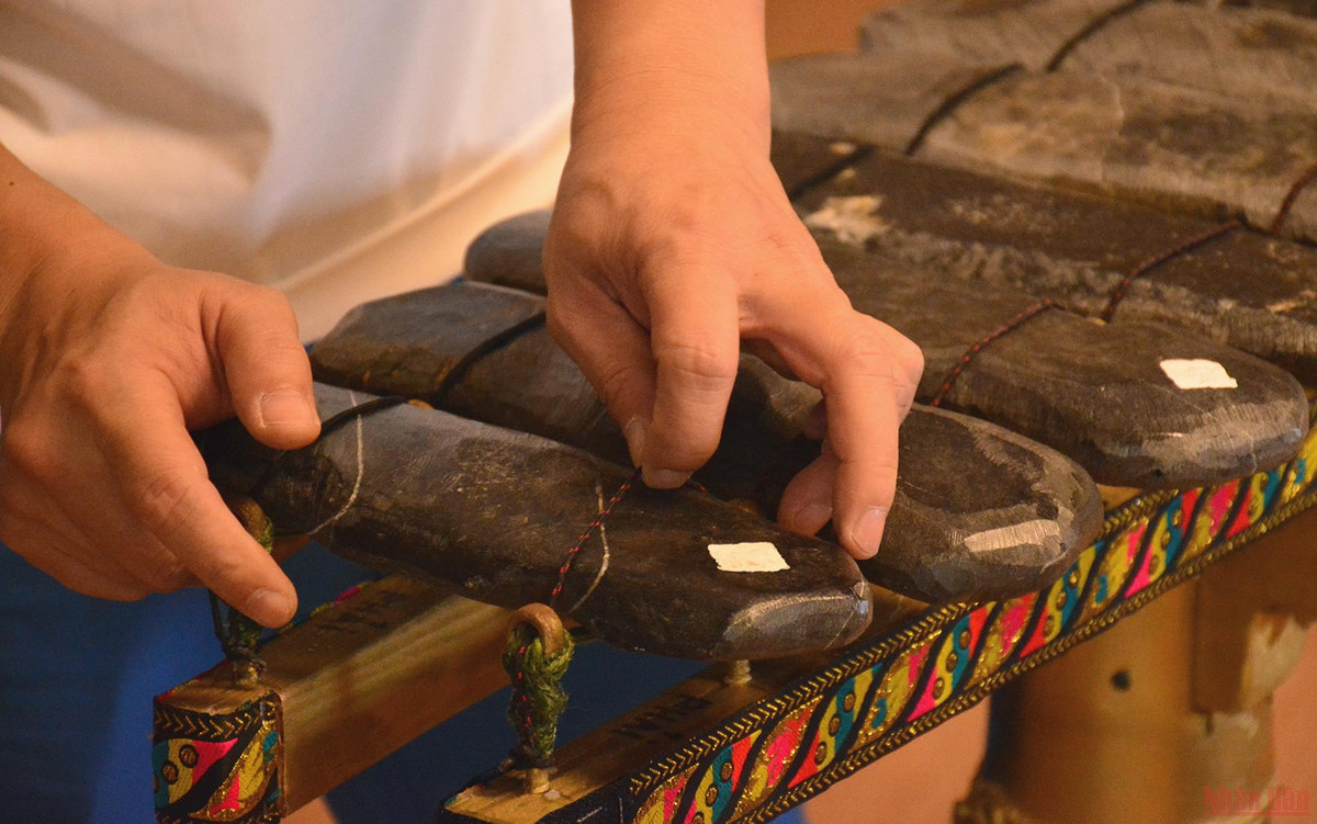 16 khối đá đặc biệt được lắp trên bộ khung chắc chắn. Khối nhẹ nhất cũng nặng tới hơn 1kg và khối nặng nhất lên tới hơn 7kg.