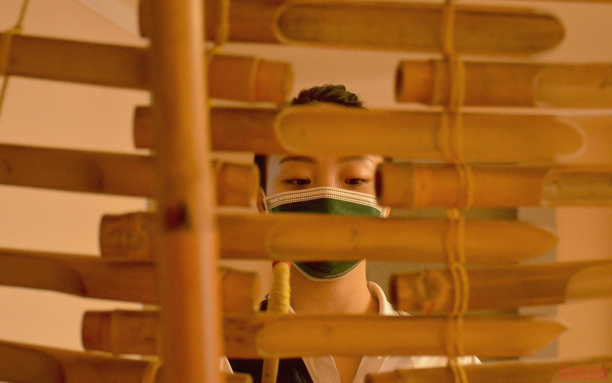 Giang từng theo học biểu diễn nhạc cụ truyền thống tại Đại học Văn hóa Nghệ thuật Quân đội.