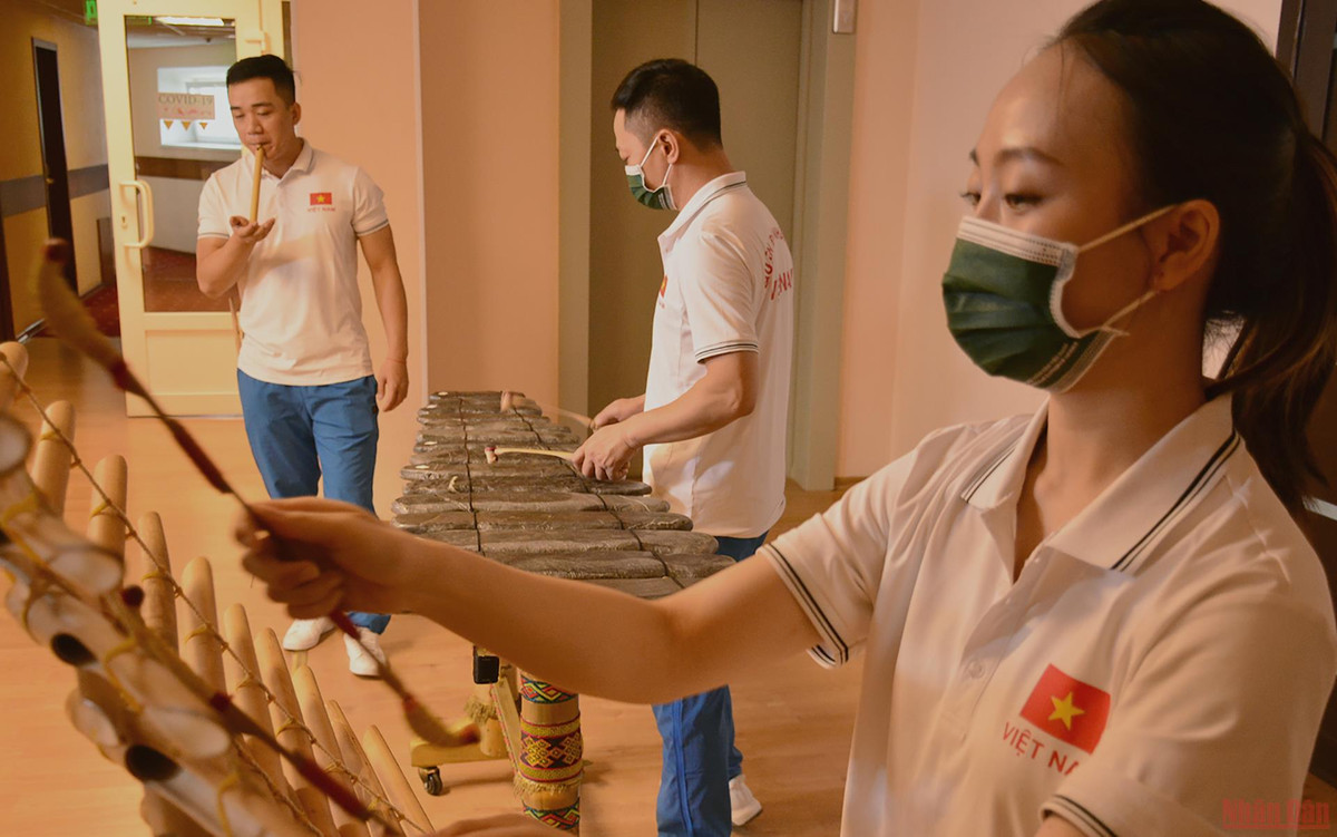 Buổi tập luyện còn có sự tham gia của một loại nhạc cụ dân tộc truyền thống khác là sáo trúc.