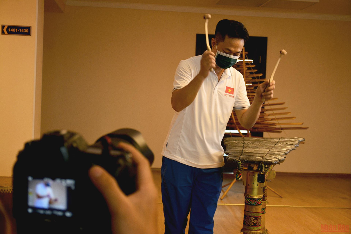 Nghệ sĩ nhân dân Nguyễn Xuân Bắc kiểm tra âm thanh phát ra từ các khối đá để bảo đảm chất lượng của loại nhạc cụ đặc biệt này.