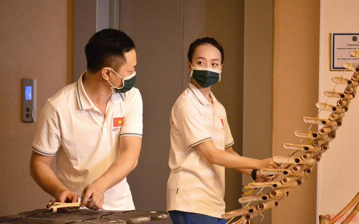 Hai thầy trò cùng luyện tập trên hai loại nhạc cụ dân tộc.