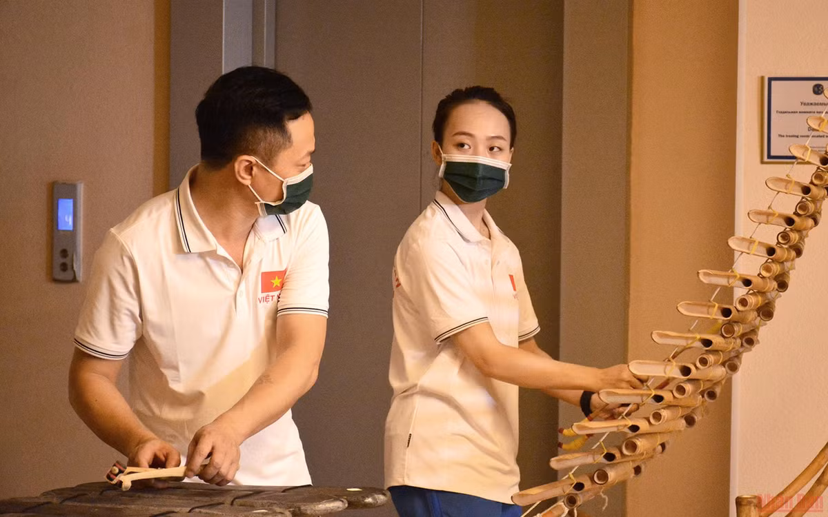 Hai thầy trò cùng luyện tập trên hai loại nhạc cụ dân tộc.