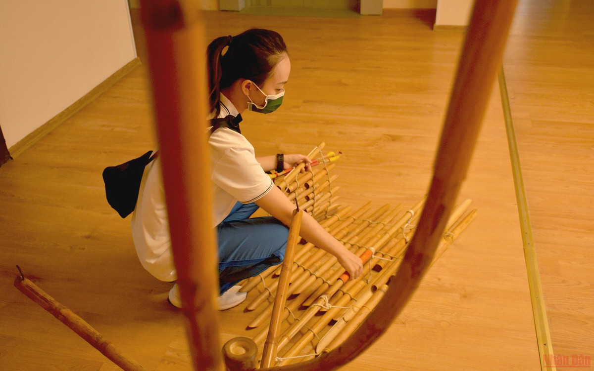 Giang là nhạc công thuộc Đoàn văn công Quân chủng Phòng không - Không quân.