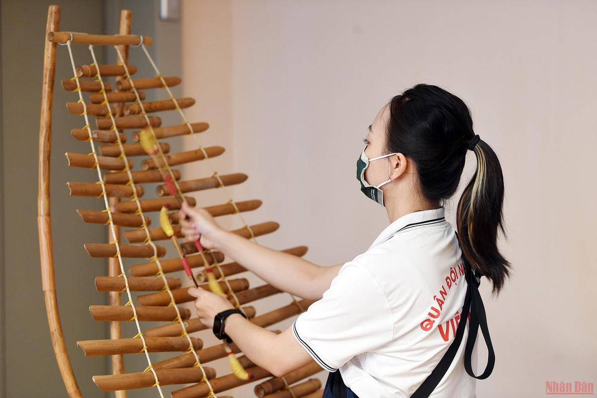 Giang tỉ mỉ chỉnh từng nốt nhạc trên chiếc đàn T'Rưng.