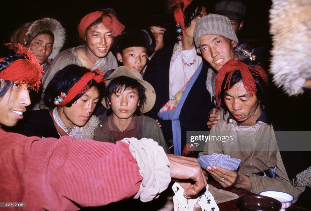 Thanh niên tụ tập chơi bài Tây trong một quán cà phê ở Chando, Đông Lhasa.