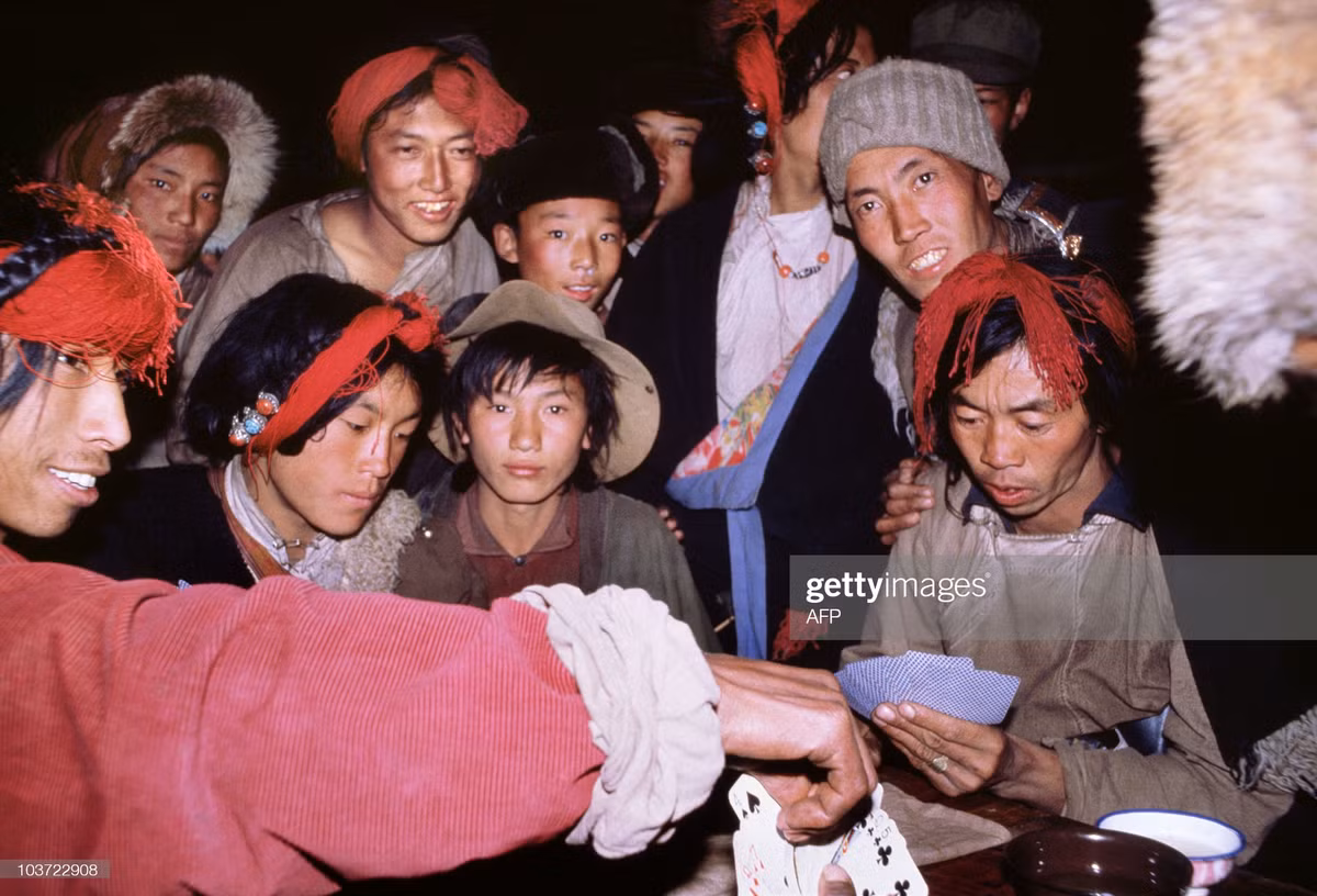 Thanh niên tụ tập chơi bài Tây trong một quán cà phê ở Chando, Đông Lhasa.