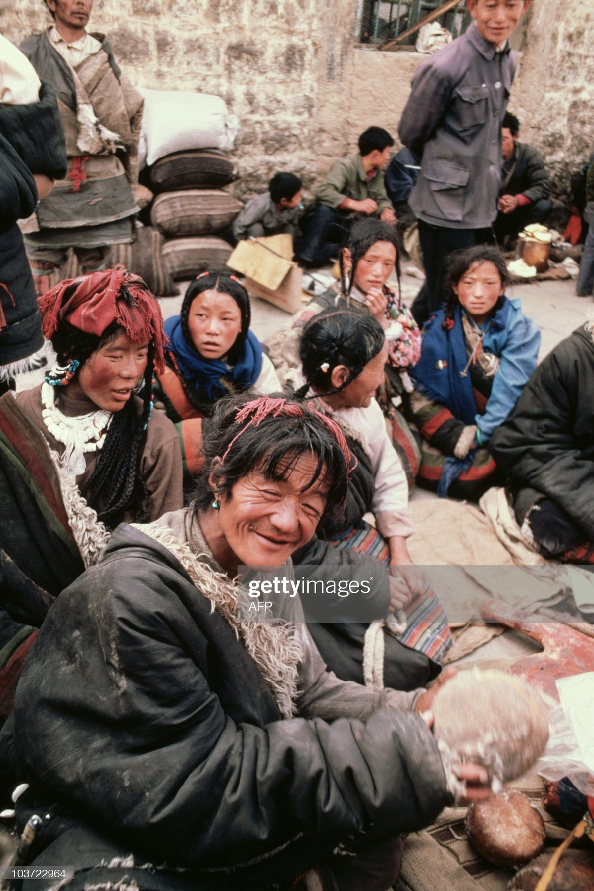 Người phụ nữ đến từ vùng Kham, được gọi là người Khampa, bán bơ và thịt tại một khu chợ ở thành phố Lhasa.