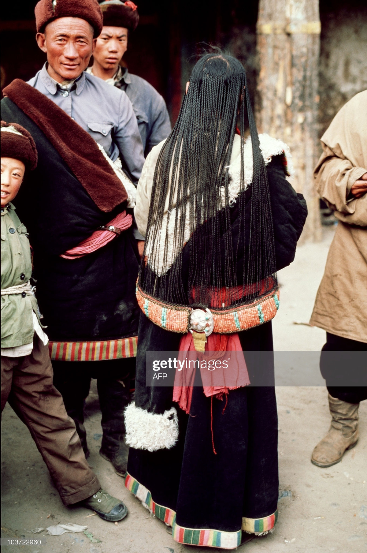 Mái tóc tết cầu kỳ của cô gái ở tỉnh Amdo, Đông Bắc Tây Tạng.