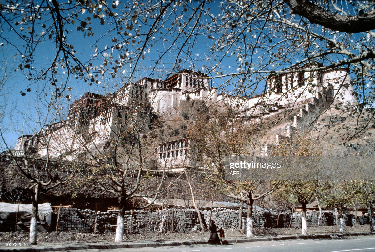 Cung điện Potala ở thành phố Lhasa, Tây Tạng năm 1985. Ảnh: Gunvor Jacobsson/ Getty Images.