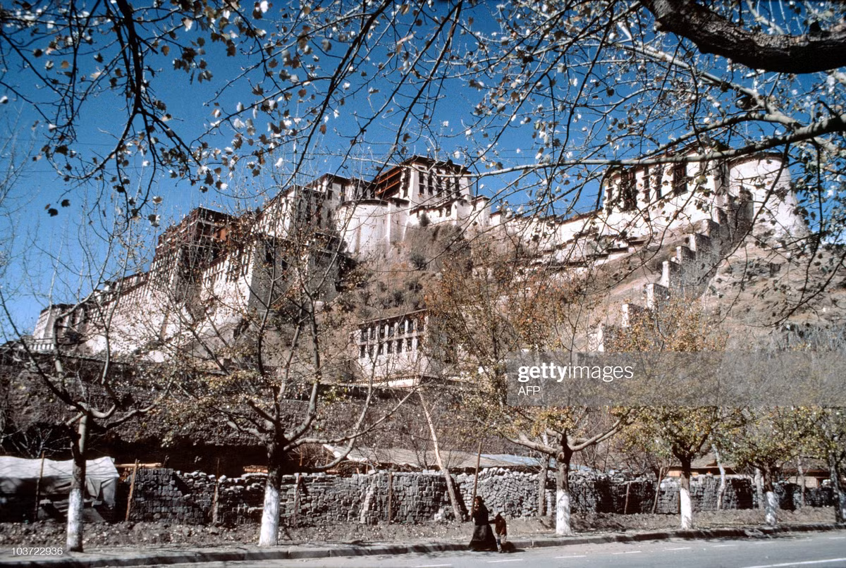 Cung điện Potala ở thành phố Lhasa, Tây Tạng năm 1985. Ảnh: Gunvor Jacobsson/ Getty Images.