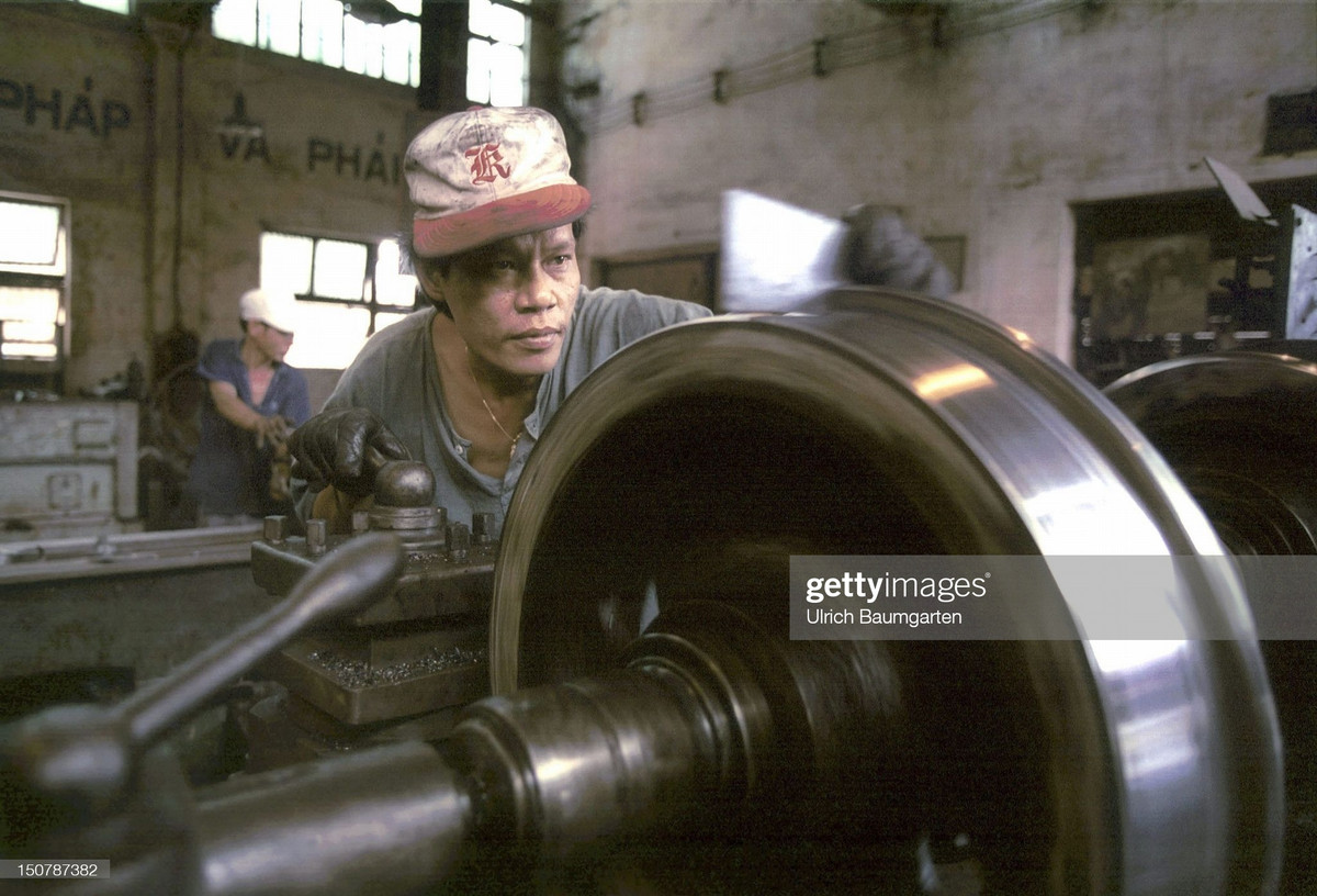 Người công nhân làm việc trong công xưởng của nhà máy đường sắt ở Đà Nẵng.